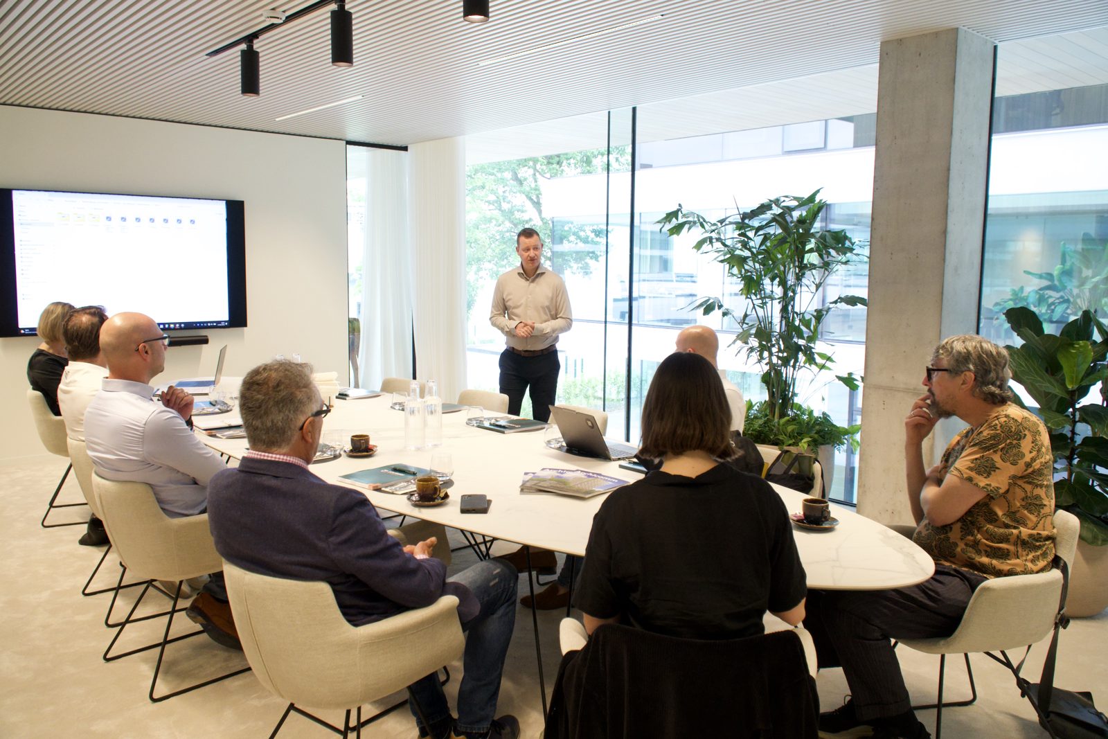 Een Meet the Architect-sessie rond de vergadertafel bij Louwers Mediagroep