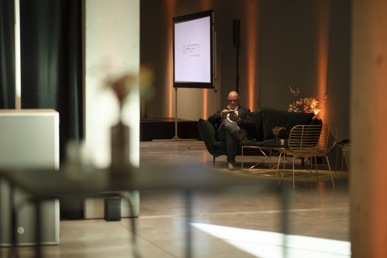 Loungehoek met presentatiescherm bij Louwers Mediagroep in Oostkamp