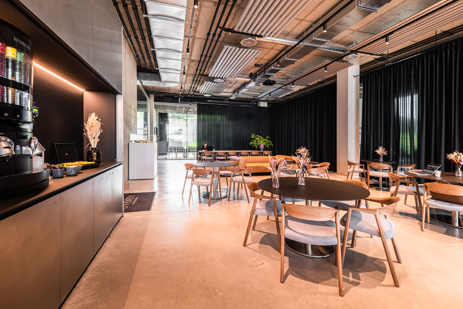 De koffiehoek met tafels waar de sessies plaatsvinden